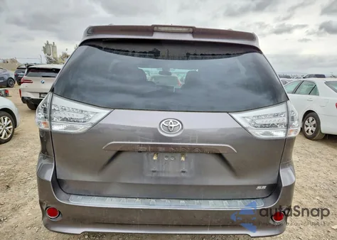 2018 Toyota Sienna Se z USA, uszkodzony, nr VIN 5TDXZ3DC2JS950630